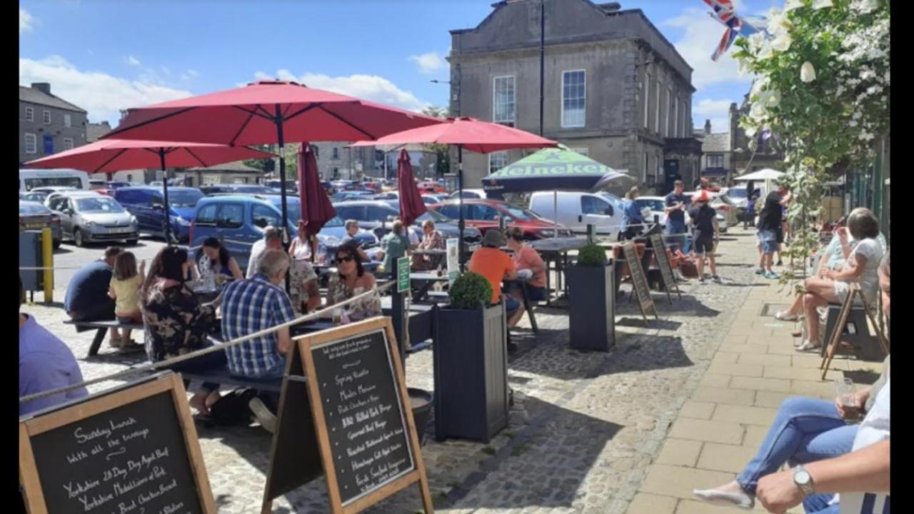 The Black Swan Hotel Leyburn Esterno foto